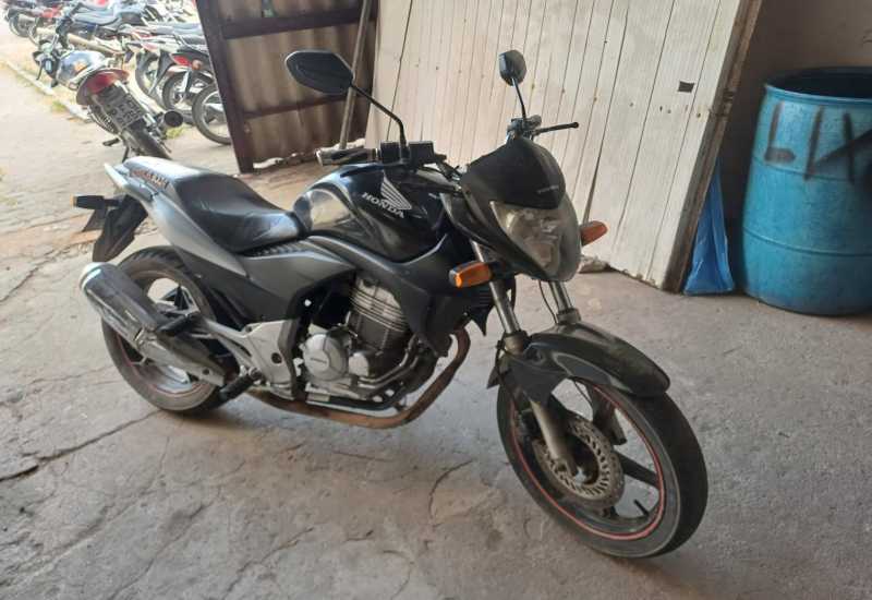 LOTE 007 - CB 300 R 2010