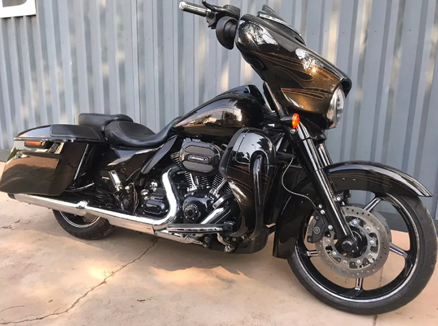 LOTE 23 HARLEY DAVIDSOM STREET GLIDE CVO 2016/2016 